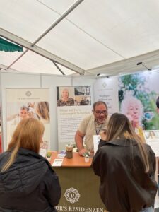 Der Praxisanleiter begeistert die jungen Menschen