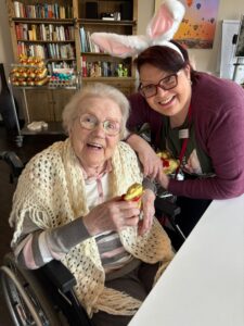 Osterüberraschung SKD Silke mit Bewohnerin